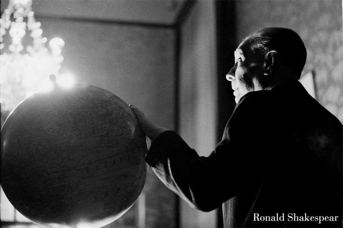 Jorge Luis Borges (1965)  Retrato en la vieja Biblioteca de la calle México.